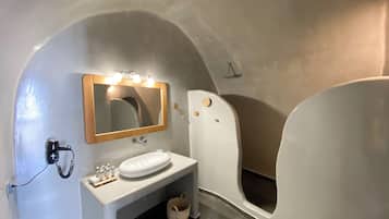 Suite, vue mer | Salle de bain | Douche, articles de toilette gratuits, sèche-cheveux, chaussons