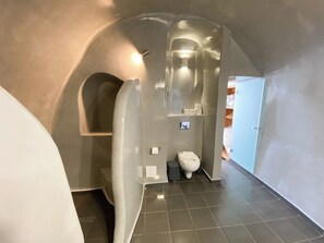Suite, uitzicht op zee | Badkamer | Een douche, gratis toiletartikelen, een haardroger, pantoffels