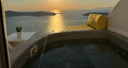 Esmi Suites Santorini