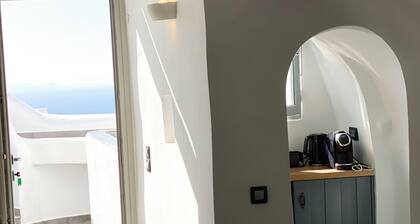 Esmi Suites Santorini