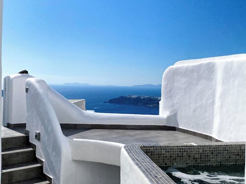 Esmi Suites Santorini