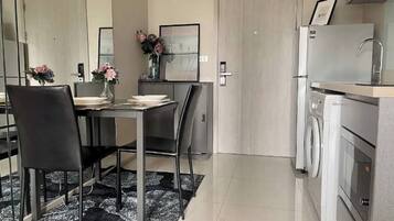 Condo, 1 Bedroom, Accessible, Balcony | Dining room