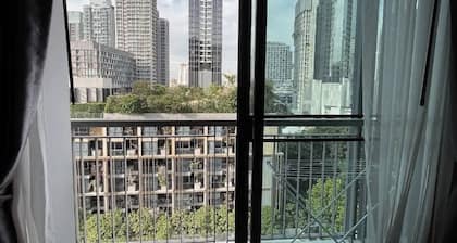 Modern Condo in Khlong Toei Balcony, Gym, & Fast Wifi