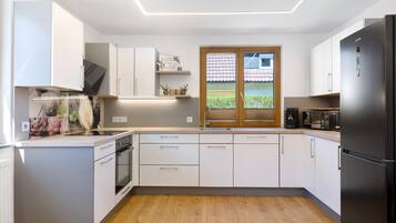 Frigorifero, microonde, forno, piano cottura