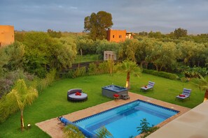 A swimming pool with lounge chairs and a hot tub in a lush garden setting. - Villa Sans Vis à Vis, Jacuzzi 38°, Hammam, Piscine & WIFI (Marrakech)