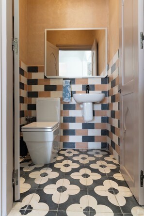 Sèche-cheveux, serviettes fournies, savon, papier toilette