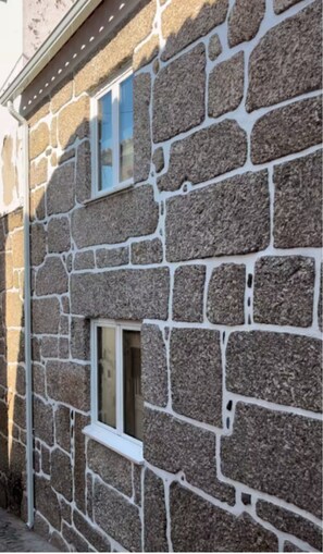 A stone building with a window and a door. - Relaxing refuge by the River Alva (Santo António de Alva)