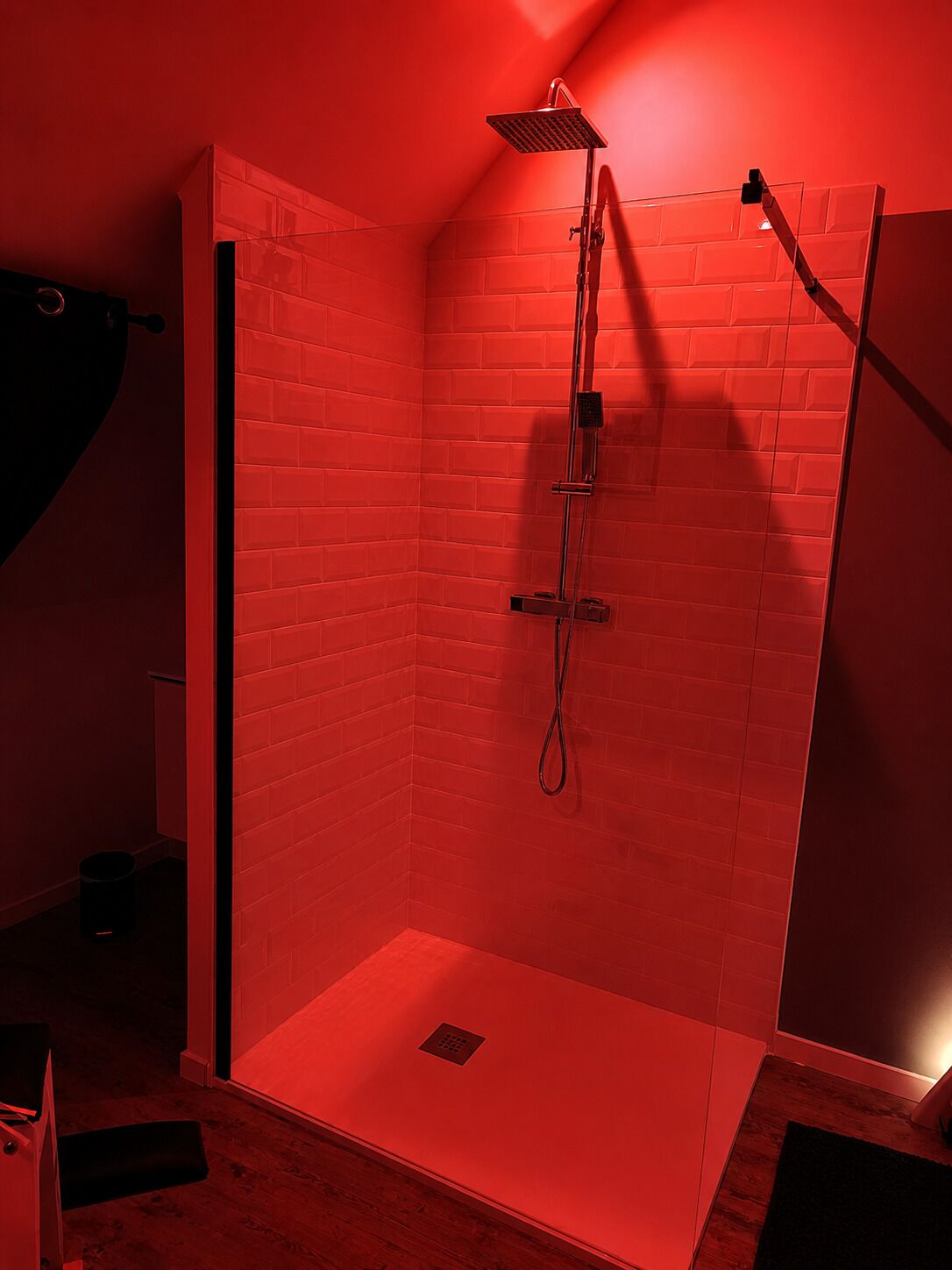 Douche, baignoire à jets, sèche-cheveux, serviettes fournies