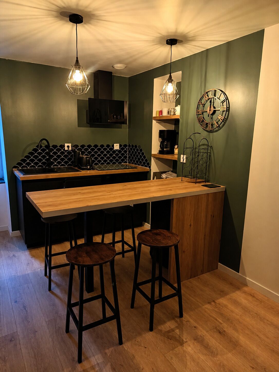 Réfrigérateur, plaque de cuisson, lave-vaisselle, cafetière/bouilloire