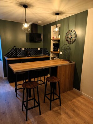 Fridge, stovetop, dishwasher, coffee/tea maker - Love roem Le Grenier des désirs (Villedieu-les-Poêles-Rouffigny)