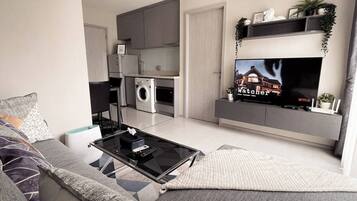 Condo, 1 Bedroom, Accessible, Balcony | Living room | Books