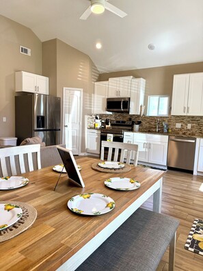 Private kitchen - Cozy 3 bdrm house on a quiet cul-de-sac. Close to Lake, Shopping and Restaurants (Montgomery)