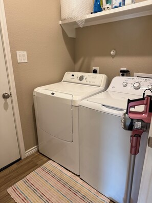Interior - Cozy 3 bdrm house on a quiet cul-de-sac. Close to Lake, Shopping and Restaurants (Montgomery)