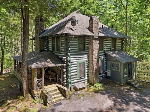 Historic Cabin Retreat w/ Unique Mountain History