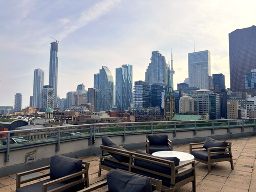 2-bed, 2-bath spacious condo one block from St Lawrence market
