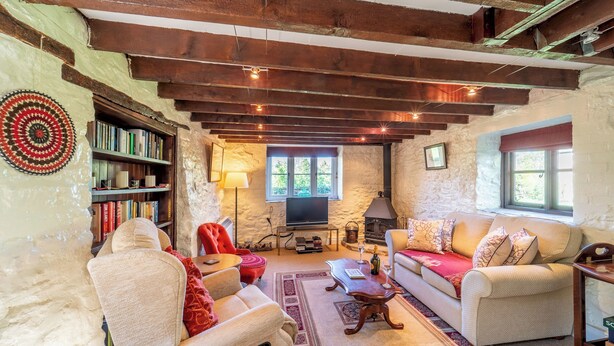 Una sala de estar acogedora con chimenea, estanterías y asientos cómodos.