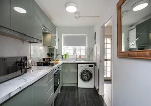 Køleskab, mikrobølgeovn, ovn, spisebord
