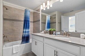 Shower, hair dryer, towels - Comfy Townhome | 8 Min to Disney! (Kissimmee)