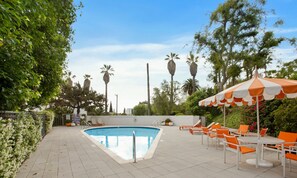 Pool - 2-bedroom apartment in trendy Echo Park with beautiful lake views, swimming pool (Los Angeles)