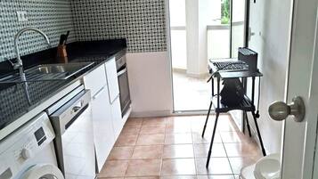 Frigorífico, microondas, horno y placa de cocina