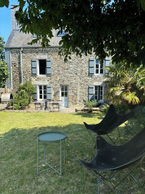 Outdoor dining - COTTAGE IN A TYPICAL FISHERMEN'S VILLAGE 5 mn from the beach (Blainville-sur-Mer)
