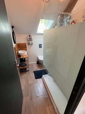 Shower, towels, soap, toilet paper - Vrbo Property (Béthisy-Saint-Martin)