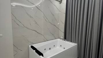 Regadera, secadora de cabello, bidet, toallas