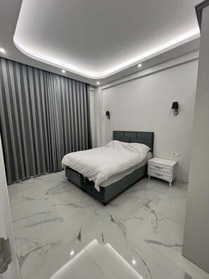 Een strijkplank/strijkijzer, internet, beddengoed