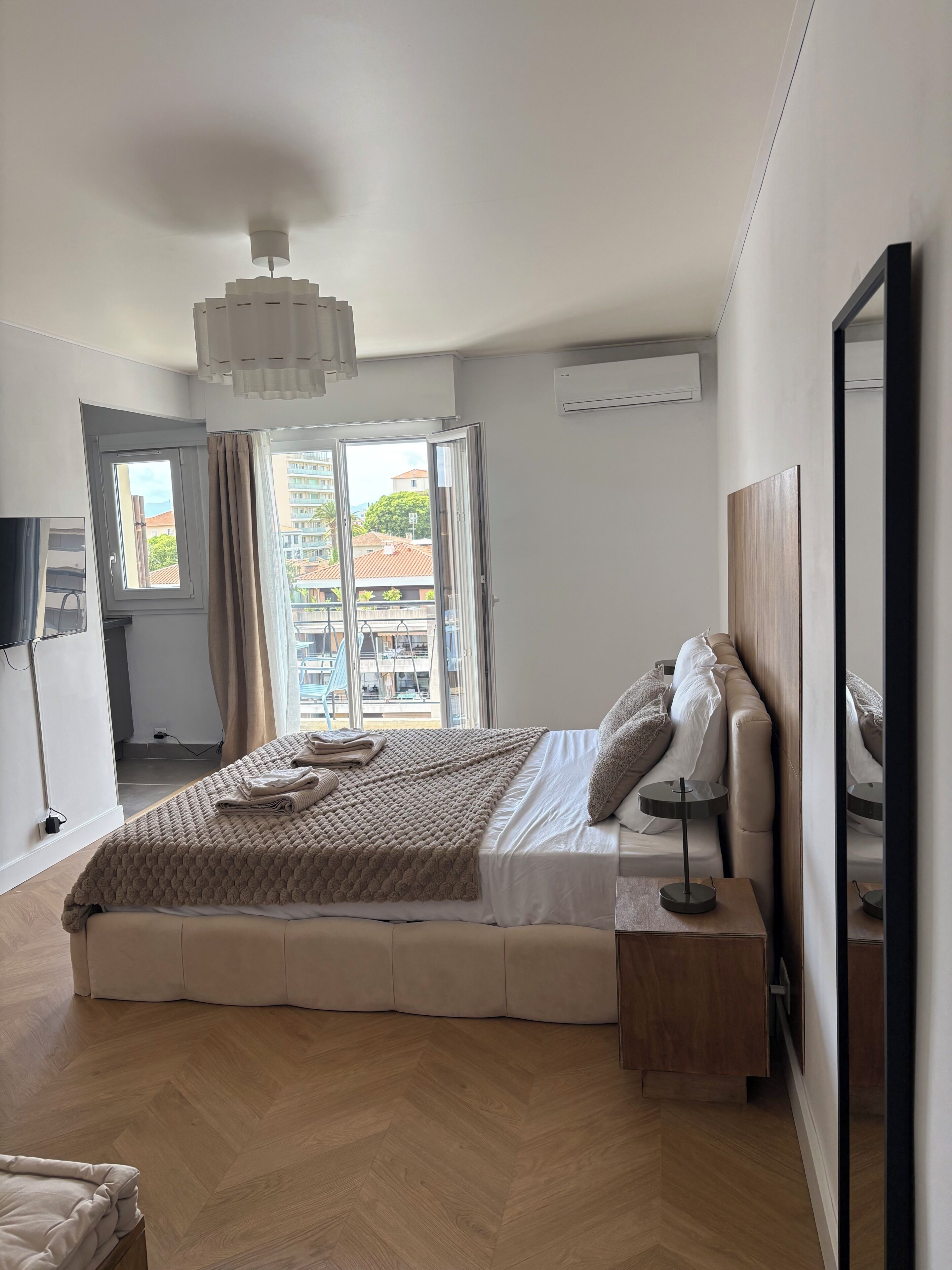 Iron/ironing board, WiFi, bed sheets