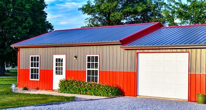 Whistle Stop Bunkhouse with garage parking & patio