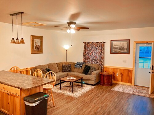 Whistle Stop Bunkhouse with garage parking & patio