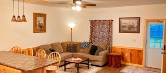 Whistle Stop Bunkhouse with garage parking & patio