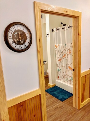 Whistle Stop Bunkhouse with garage parking & patio