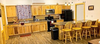 Whistle Stop Bunkhouse with garage parking & patio