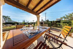 Outdoor dining - Stylish Retreat, A/C, Private Pool - Walking Distance (15mins) to Port de Pollenca & Beach! (Pollença)