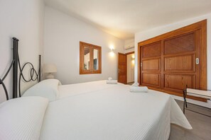 Room - Stylish Retreat, A/C, Private Pool - Walking Distance (15mins) to Port de Pollenca & Beach! (Pollença)
