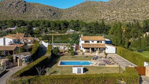 A residential property with a swimming pool, a garden, and a view of mountains. - Stylish Retreat, A/C, Private Pool - Walking Distance (15mins) to Port de Pollenca & Beach! (Pollença)
