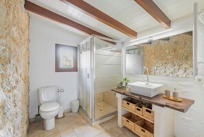 Bathroom - Delightful Countryside Retreat, A/C, Private Pool - 10mins drive from Ancient Towns & Sandy Beaches (Pollença)