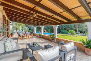 Outdoor dining - Delightful Countryside Retreat, A/C, Private Pool - 10mins drive from Ancient Towns & Sandy Beaches (Pollença)