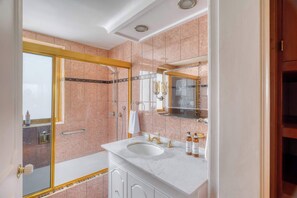 Shower, hair dryer, towels, shampoo - Stylish Stay in Condesa for Football Fans (Ciudad de México)