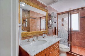 Douche, sèche-cheveux, serviettes fournies, shampoing