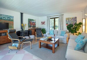 Smart TV, fireplace, DVD player - Lovingly Maintained Country House, A/C, Private Pool, Landscaped Gardens - 4km from Pollenca! (Pollença)