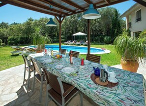 Outdoor dining - Lovingly Maintained Country House, A/C, Private Pool, Landscaped Gardens - 4km from Pollenca! (Pollença)