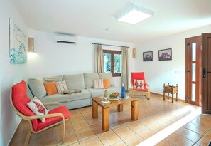 Smart TV, fireplace, ping pong - Single Storey Villa, A/C, Private Pool - Just a 5min Walk to the Picturesque Cove of Cala Sa Nau! (S´Horta)