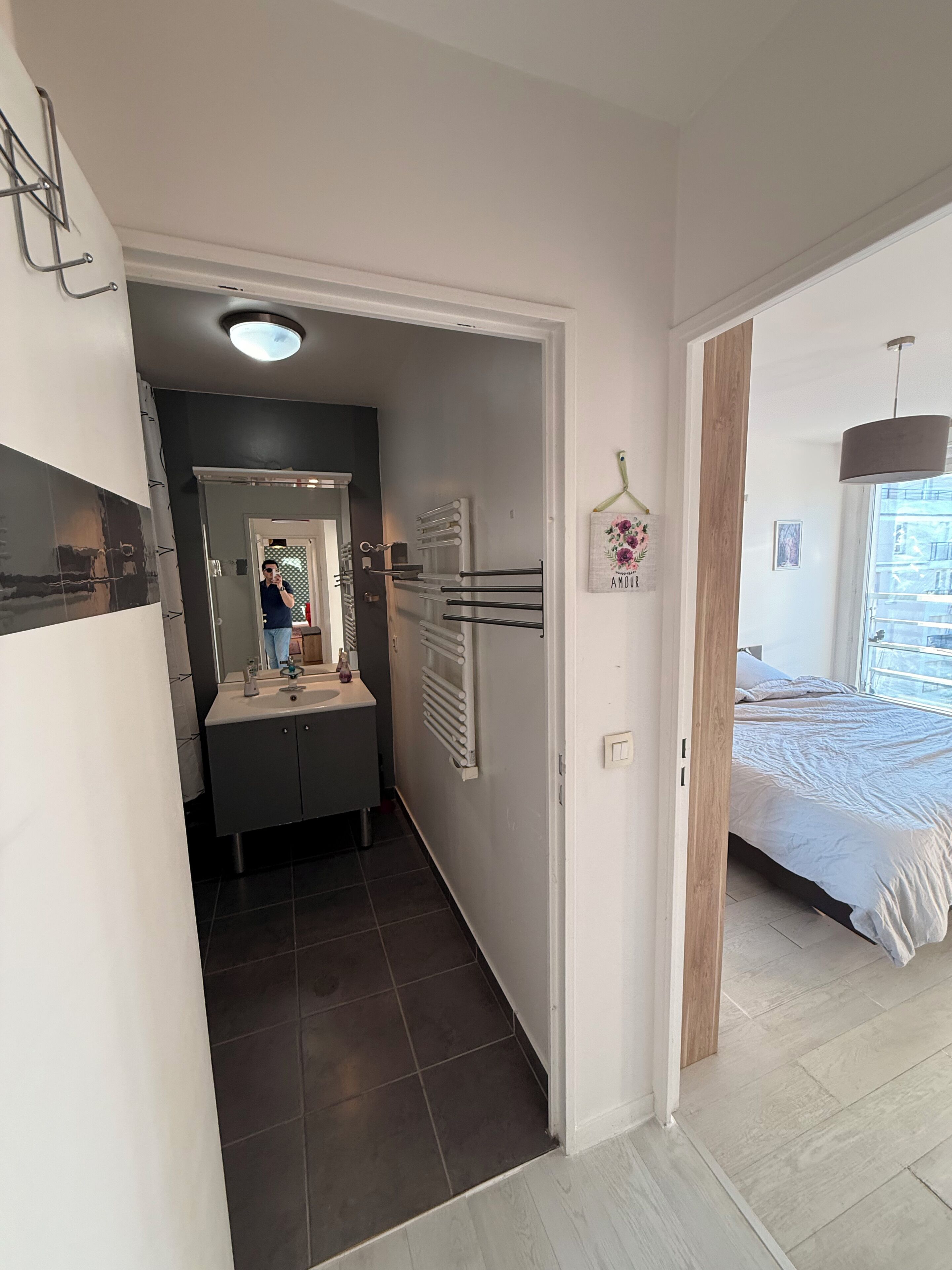 2 slaapkamers, een bureau, een strijkplank/strijkijzer, reisbedje