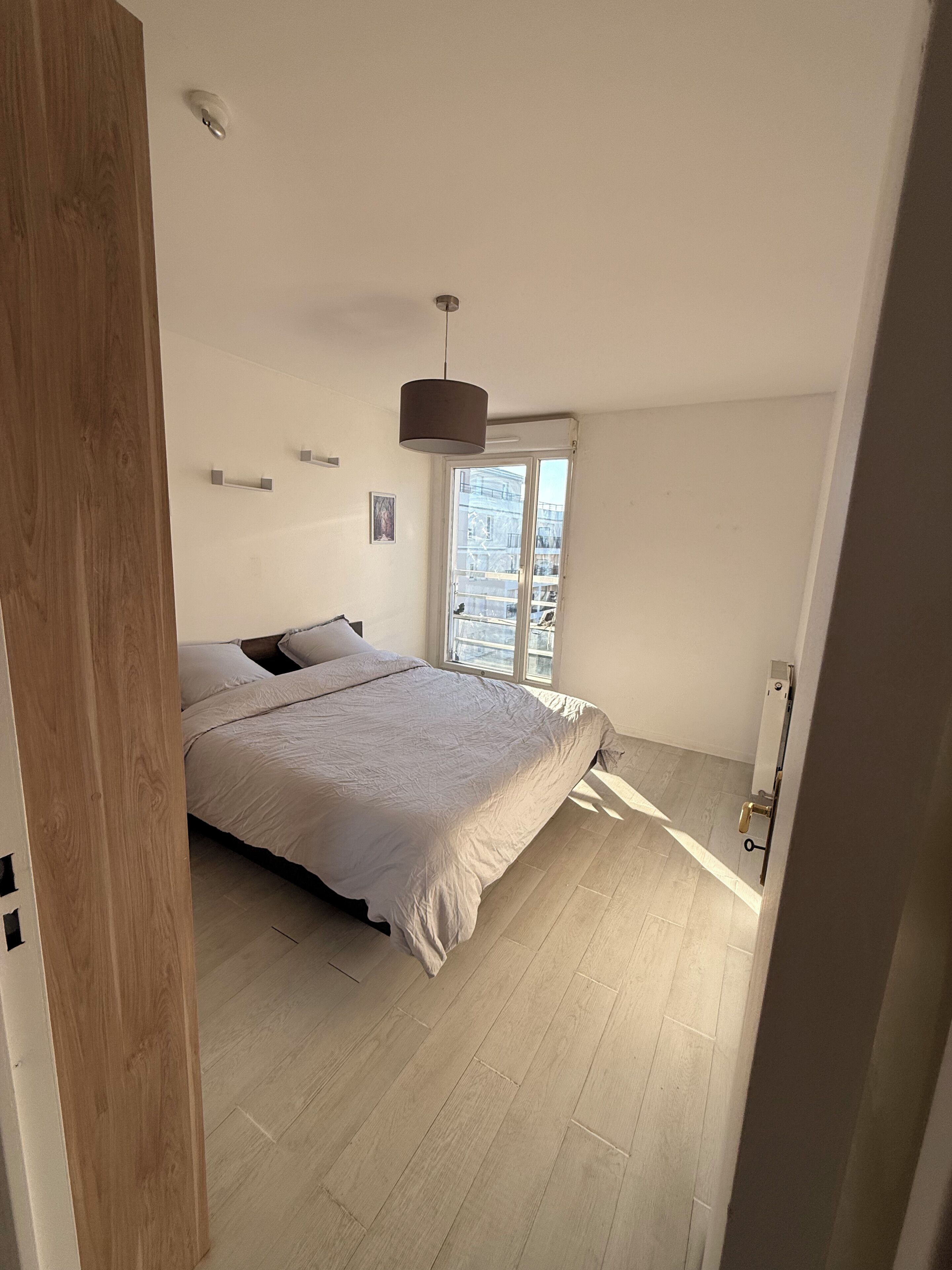 2 slaapkamers, een bureau, een strijkplank/strijkijzer, reisbedje