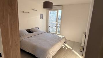 2 slaapkamers, een bureau, een strijkplank/strijkijzer, reisbedje