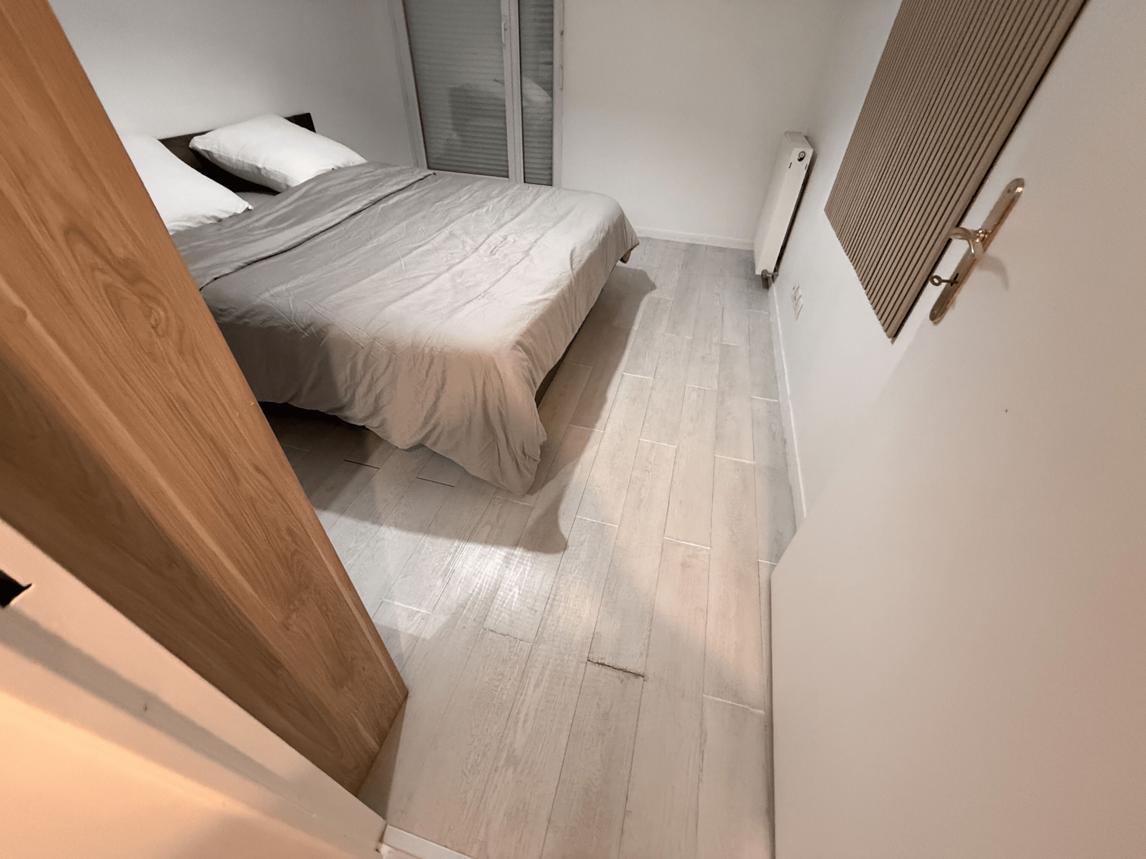 2 chambres, bureau, fer et planche à repasser, lit parapluie