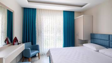 Laptop workspace, soundproofing, iron/ironing board, free WiFi