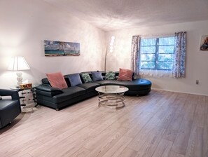 Smart-TV, Kamin, Bücher